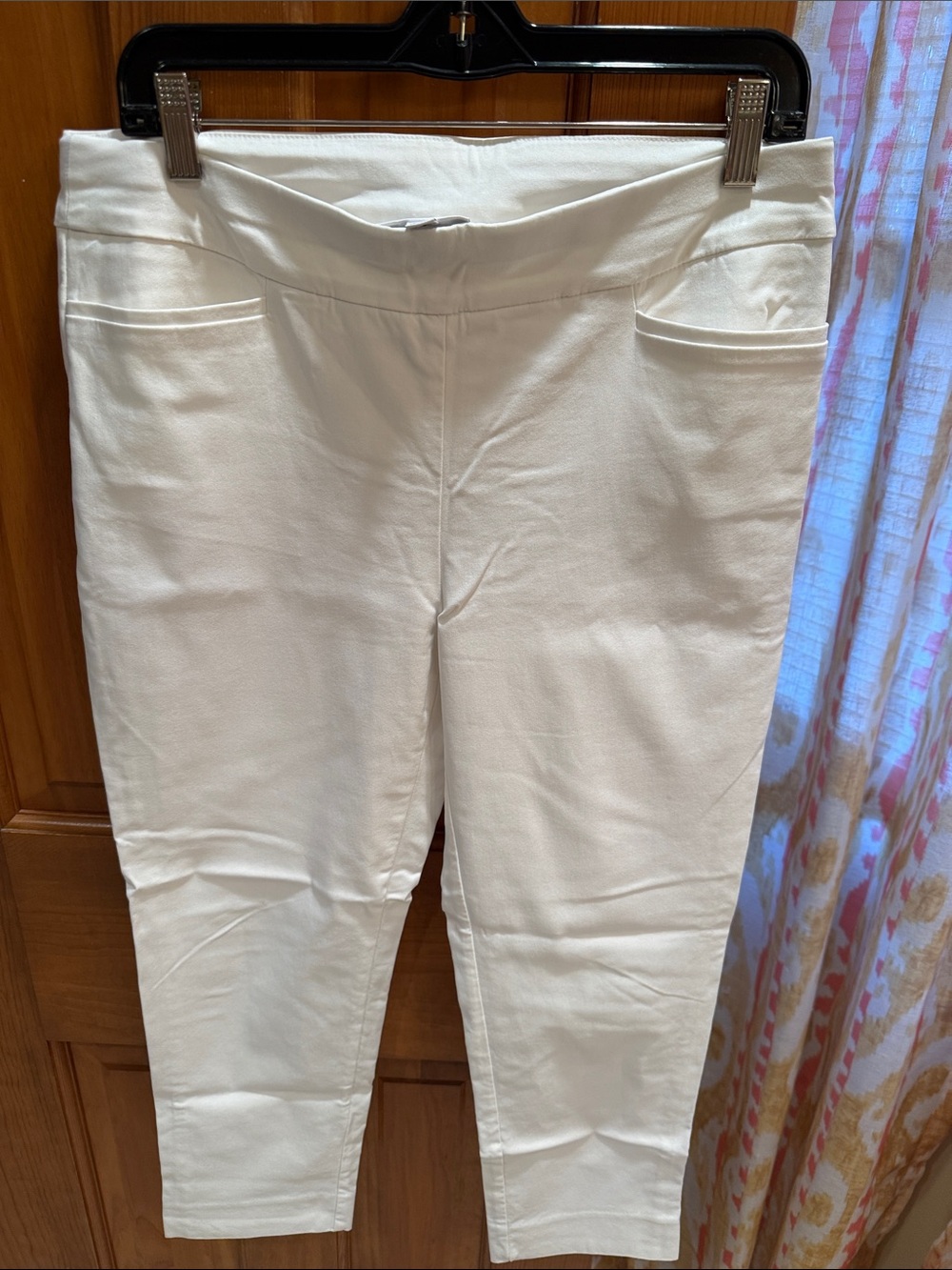Chico's White Stretch Pull on pants 1.5P